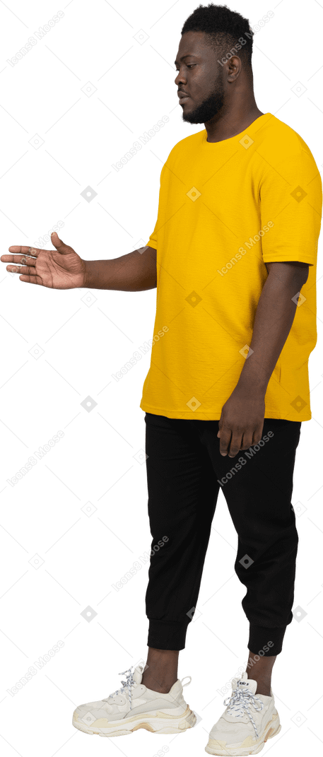 Vista de três quartos de um jovem de pele escura em uma camiseta amarela esticando o braço