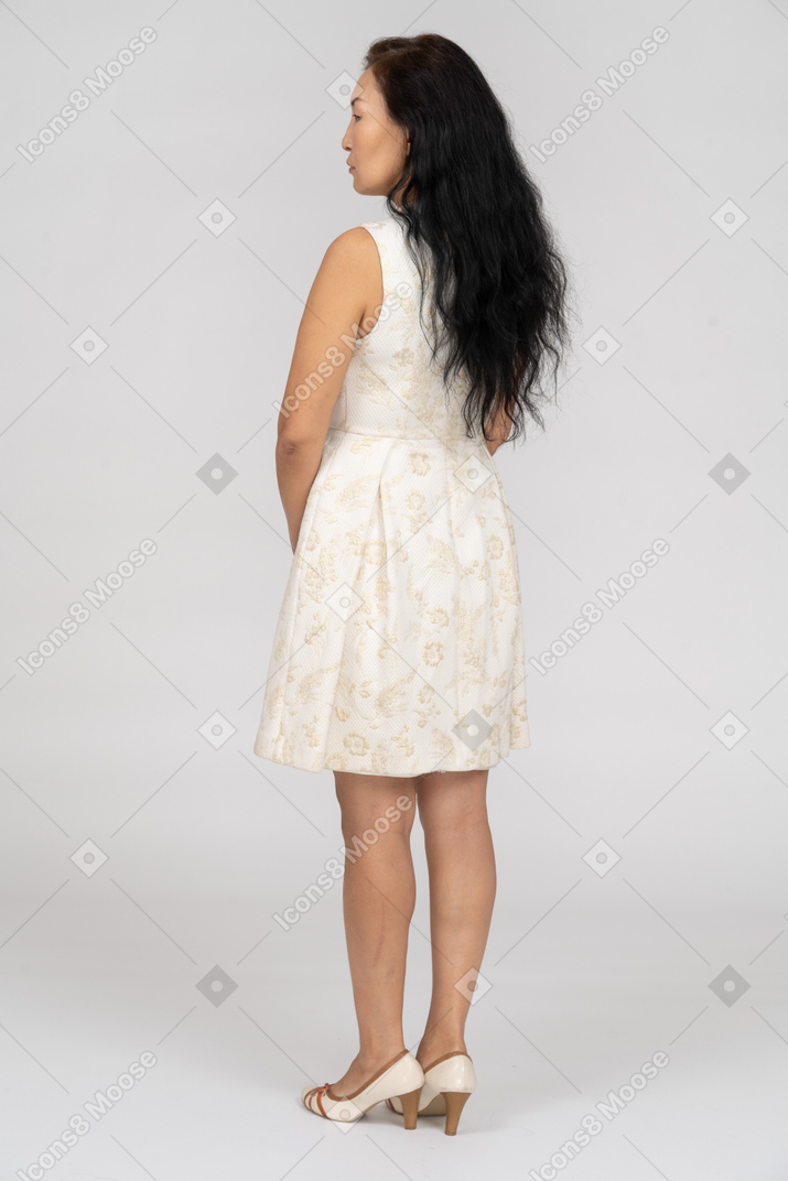 Mujer en un vestido blanco de pie