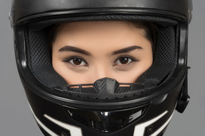 Una hermosa joven en un casco