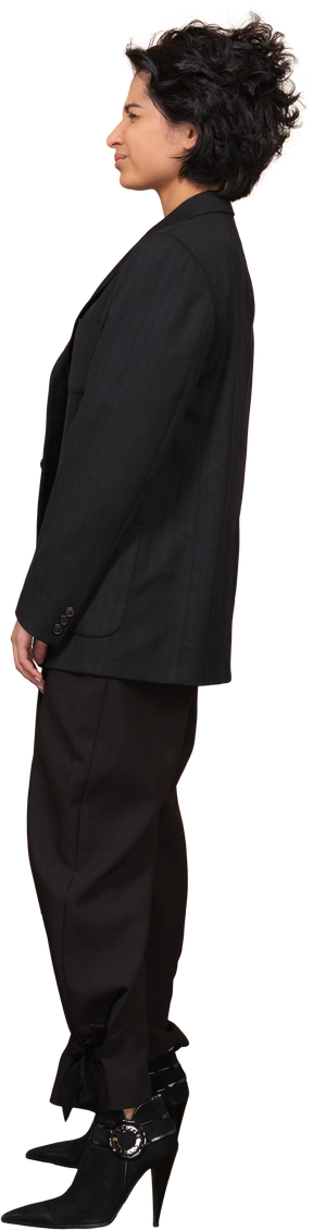 Vista laterale di una donna d'affari scontenta vestita in abito nero