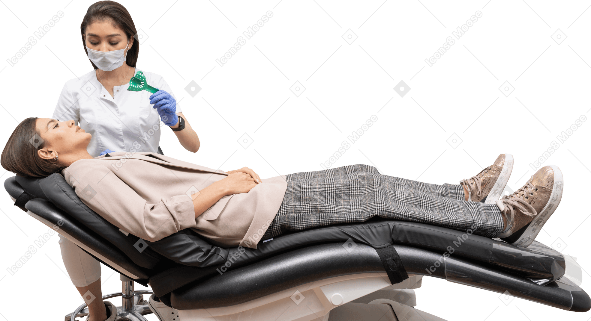 Pleine longueur d'une femme dentiste faisant un dossier dentaire à sa patiente