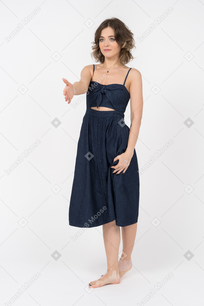 Giovane donna in piedi con il braccio teso per un hanshake