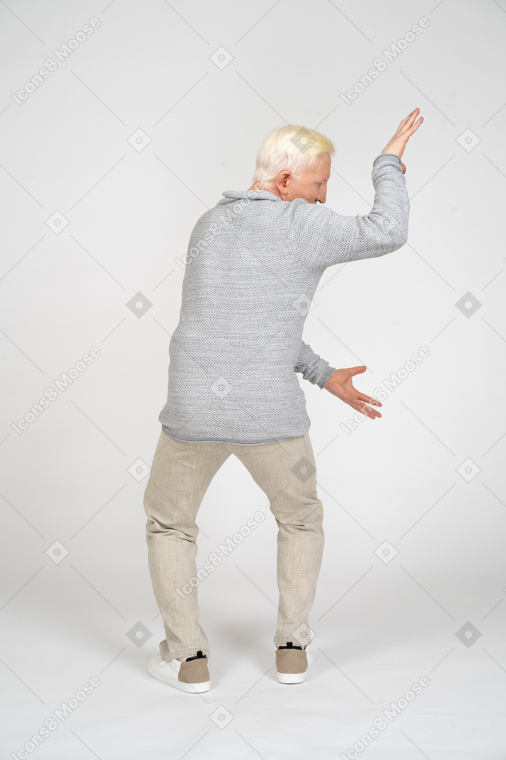 Vista traseira de um homem mostrando o gesto de mão de tamanho