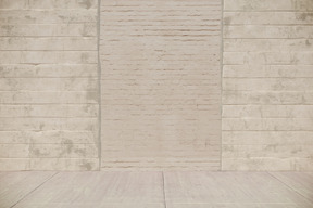 Pared de ladrillo beige con una puerta tapiada