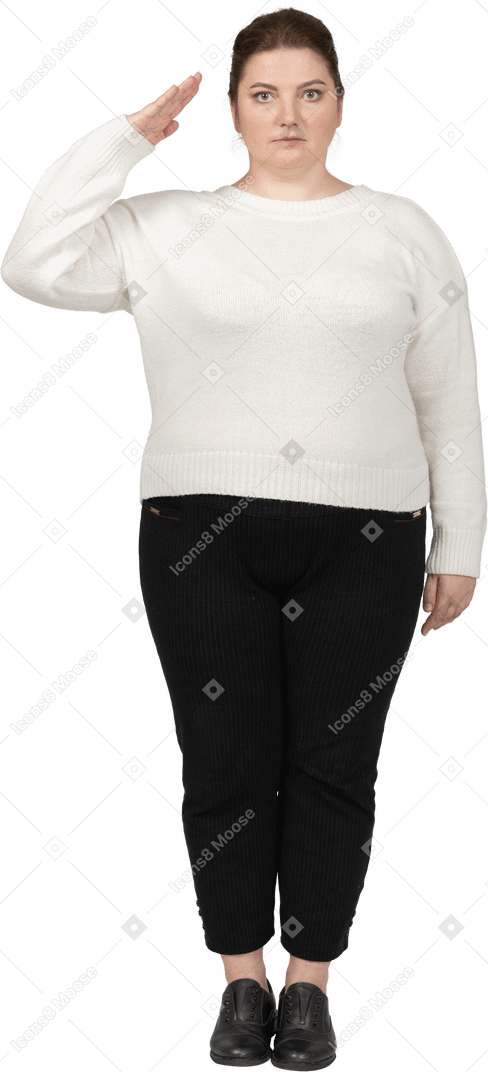 一个穿着休闲服、用手敬礼的胖女人的正面图