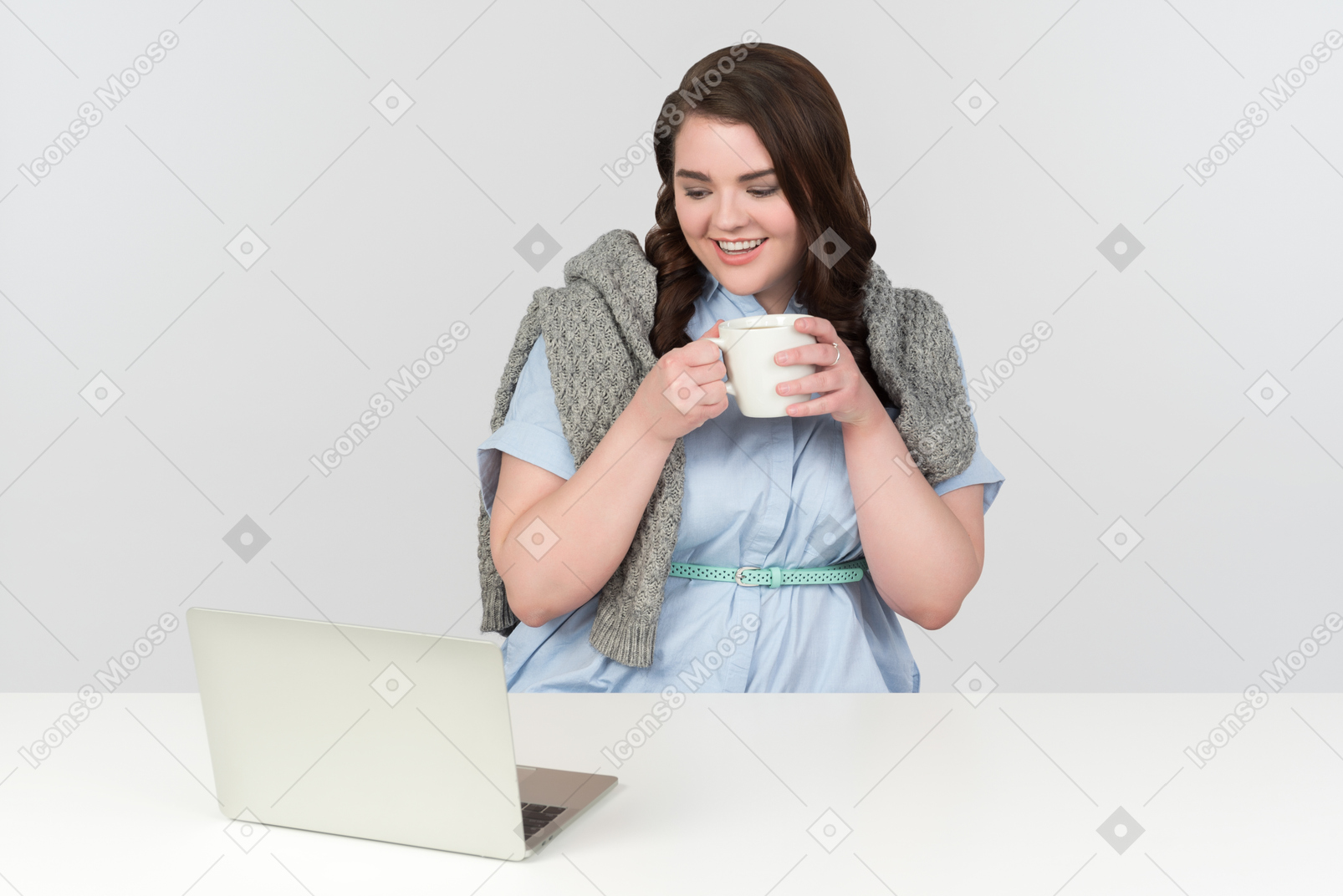 お茶とノートパソコンのカップは、レジャーに最適な組み合わせです。
