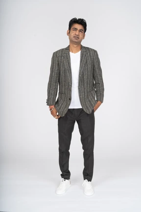 Uomo in tuta in piedi