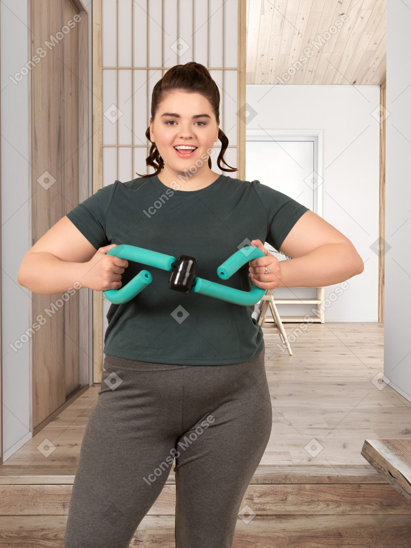 Женщина тренируется с эспандером