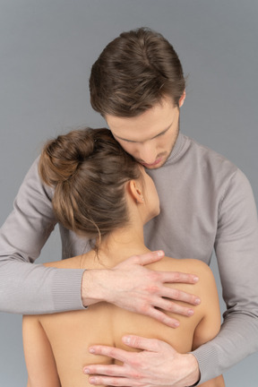 Vista traseira de um casal se abraçando