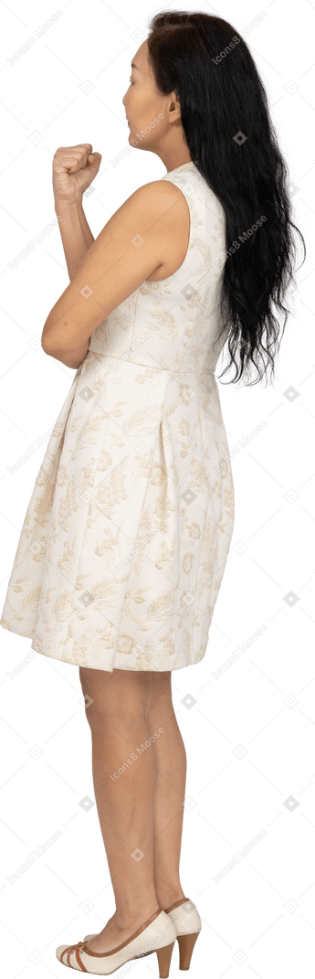 Frau im schönen kleid stehend