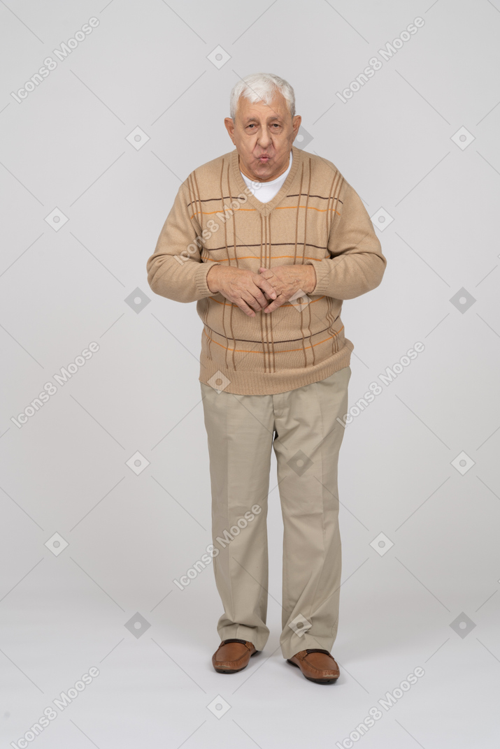 Vorderansicht eines alten mannes in freizeitkleidung, der in die kamera schaut