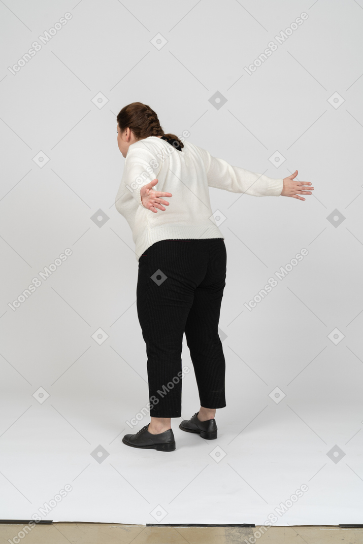 Vista posteriore di una donna grassoccia in abiti casual in posa