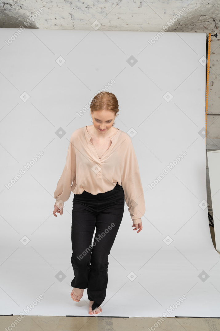 Mujer en blusa hermosa saltando