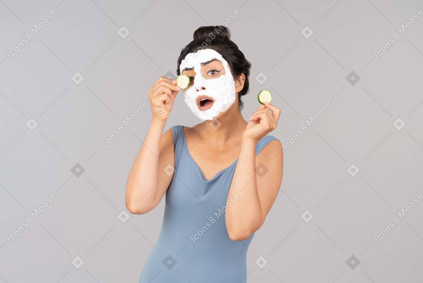 Mulher com máscara branca no envio de beijos de ar