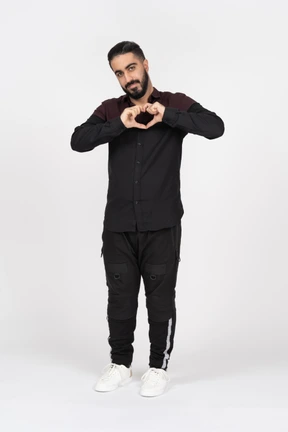 Joven con gesto de corazón