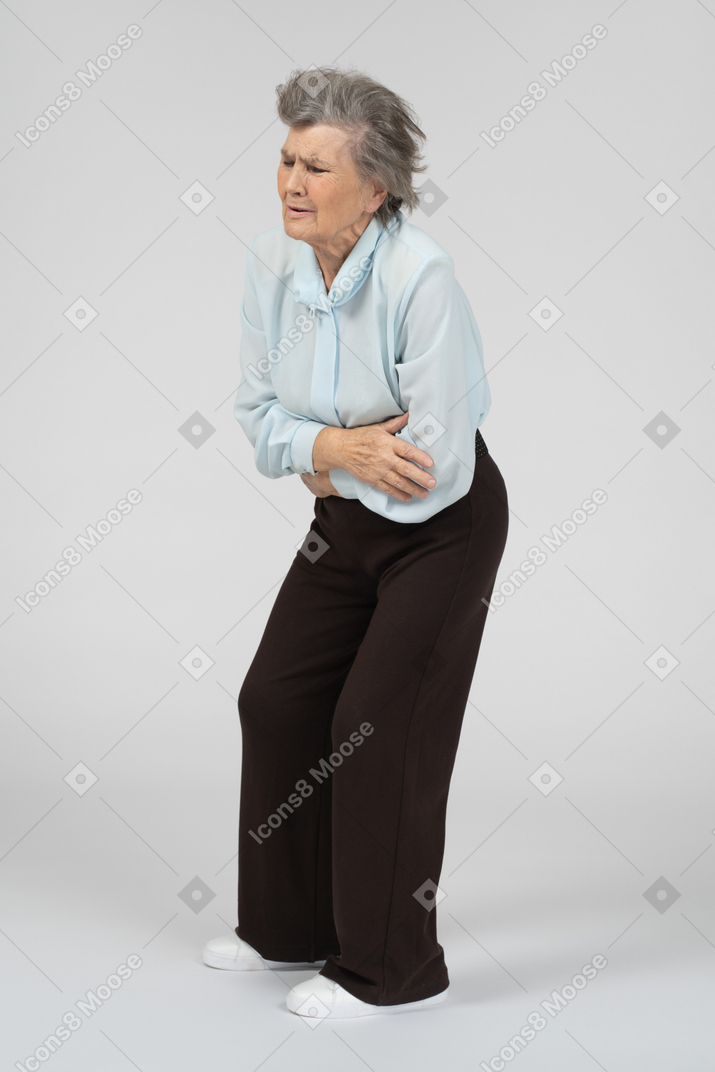 У пожилой женщины болит живот