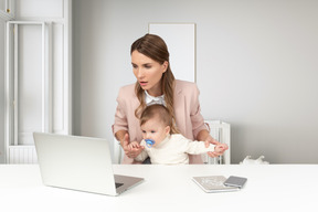 Rester calme, combiner travail et être maman