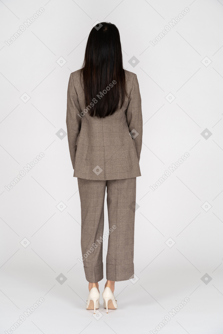 Vista posteriore di una giovane donna in tailleur marrone