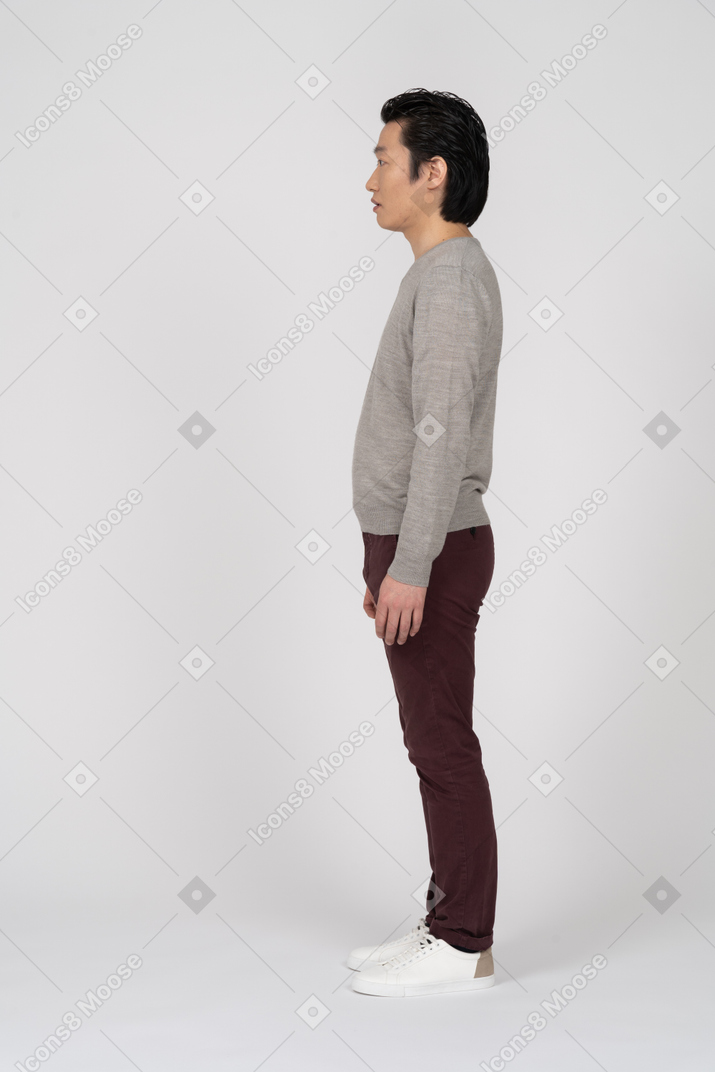 休闲服装站的男人