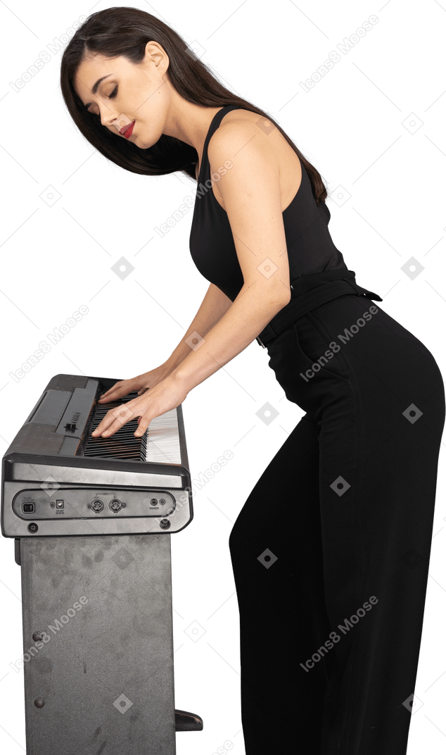 一位年轻的女士，穿着黑色西装弹钢琴的侧视图