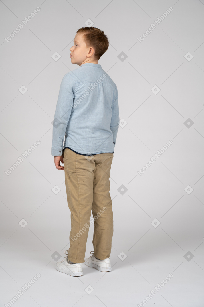 一个穿着休闲服的男孩的背影看着一旁
