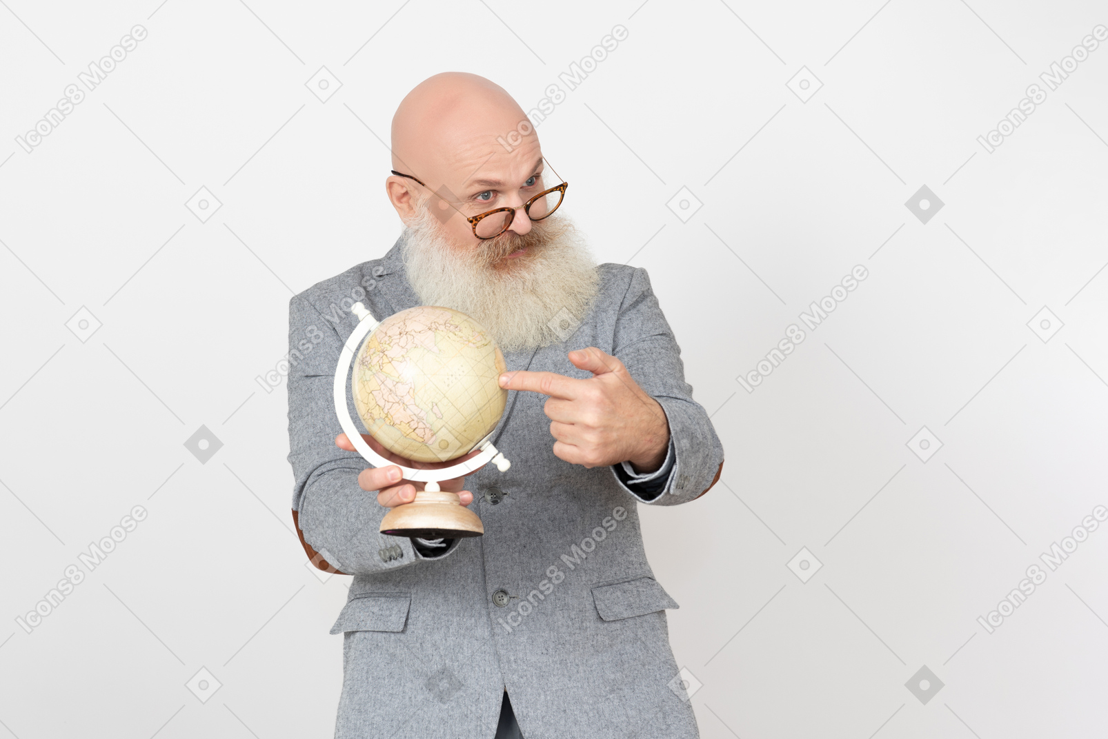 Velho professor apontando em algum momento no globus