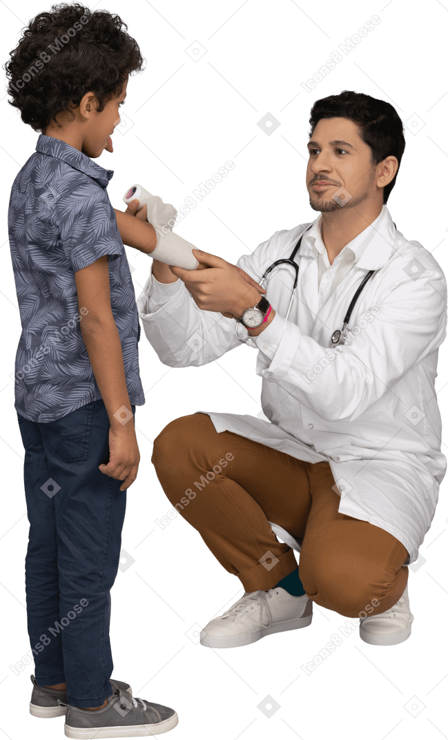 Doctor mostrando vendaje al niño