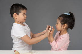 Frère et soeur se donnant un high five