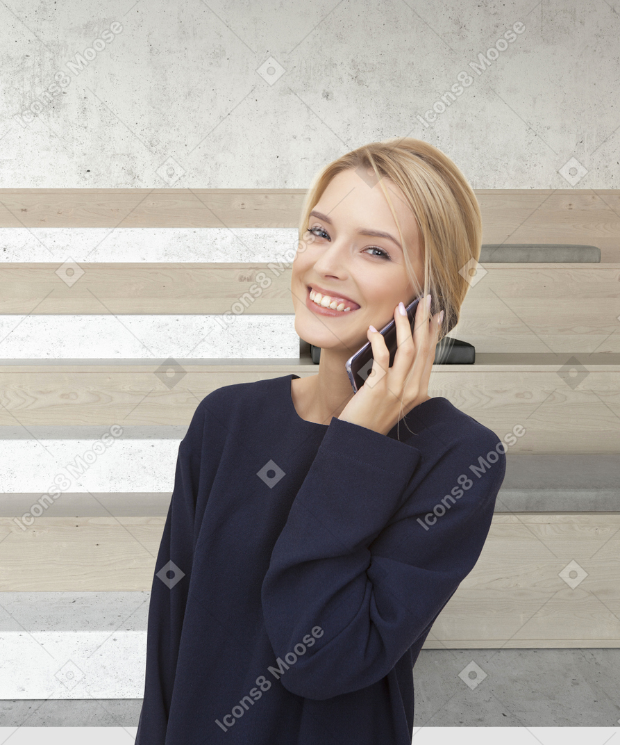 Sorridente giovane donna parlando al telefono