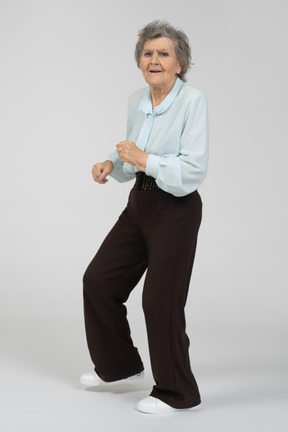踊る老婦人