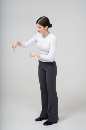 Front view of a young woman gesturing