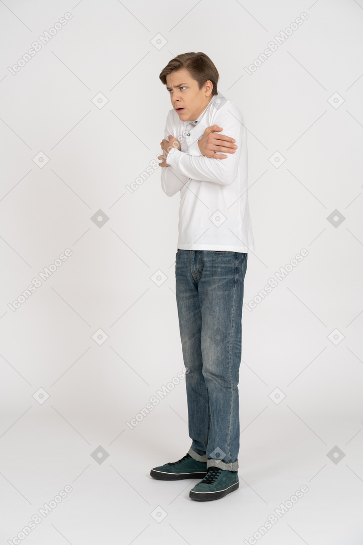 Молодой человек в повседневной одежде стоя