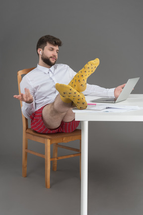 Jovem empresário gesticulando durante a teleconferência