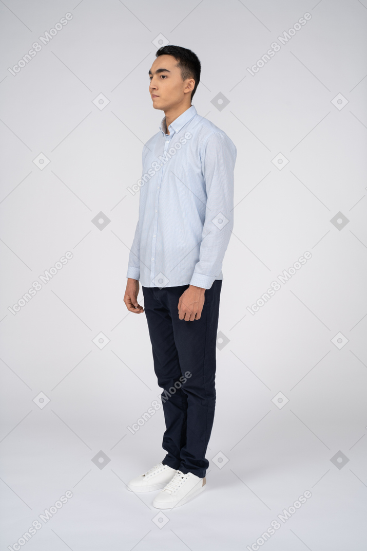 Homme en tenue décontractée debout