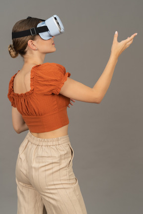 Vue latérale d'une jeune femme dans un casque vr