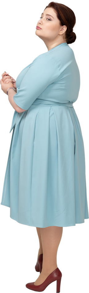 Вид сбоку женщины в синем платье