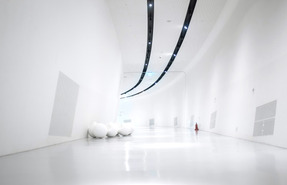 Couloir blanc moderne plein de lumière
