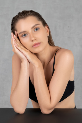 Portrait d'une belle jeune femme à la peau fraîche et propre