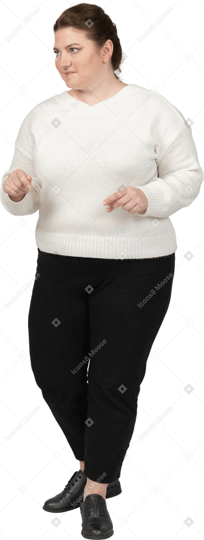 Confiada mujer de talla grande en suéter blanco