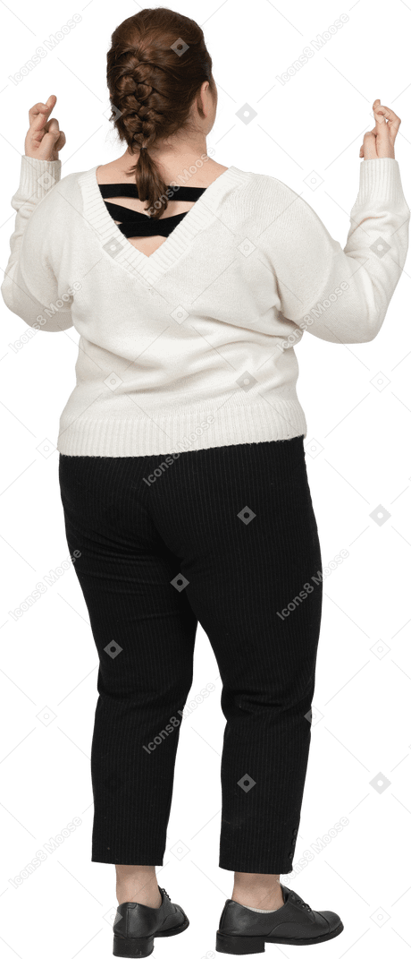 指を交差させるカジュアルな服装のプラスサイズの女性の背面図
