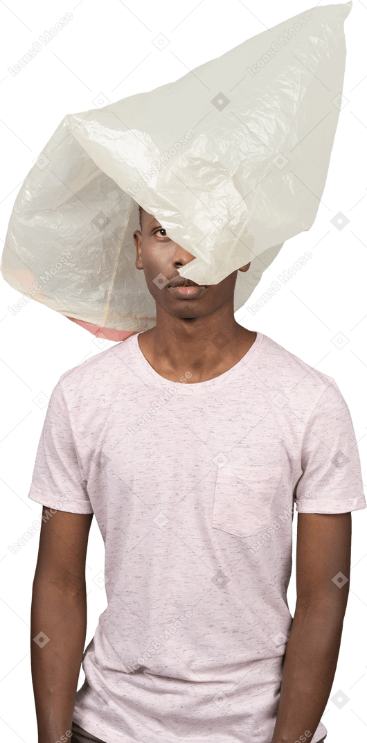 Primo piano maschio africano impassibile con una tasca di plastica che nasconde il suo volto