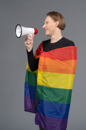 Ativista lgbtq+ sorridente segurando um megafone