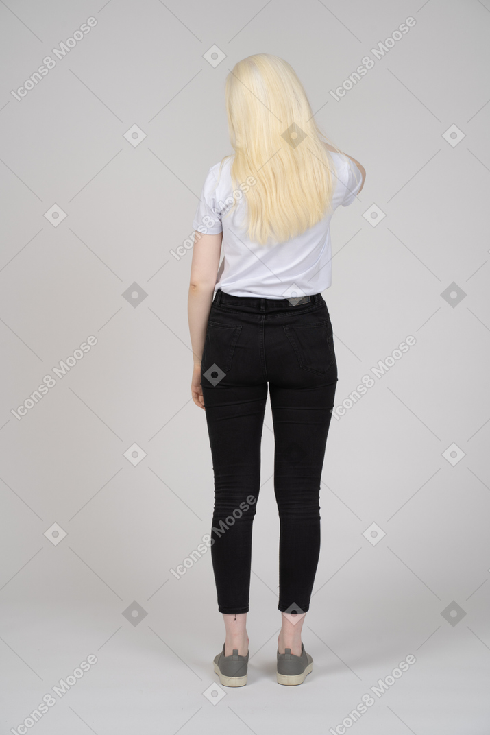 Vista traseira de uma mulher de cabelos compridos
