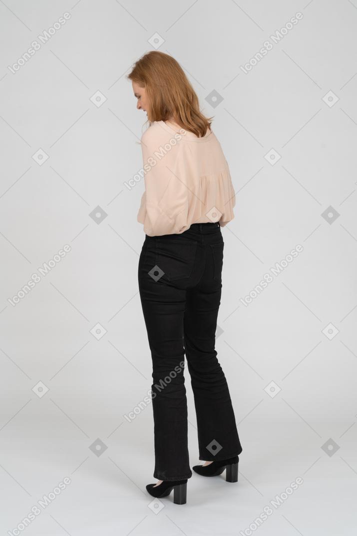 Mulher em uma blusa linda em pé