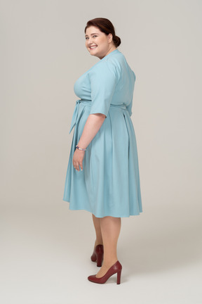 青いドレスを着た幸せな女性の側面図