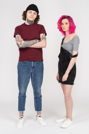 Um retrato de um casal em roupas casuais parado