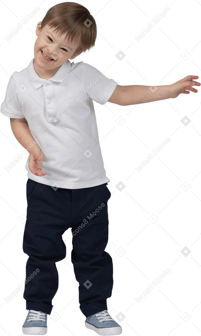 Vista frontal de um menino acenando com as mãos e rindo