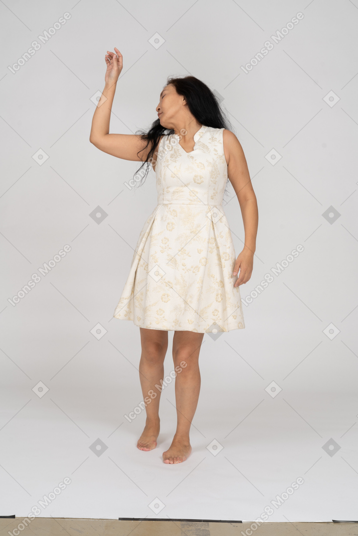 Frau im schönen kleid stehend