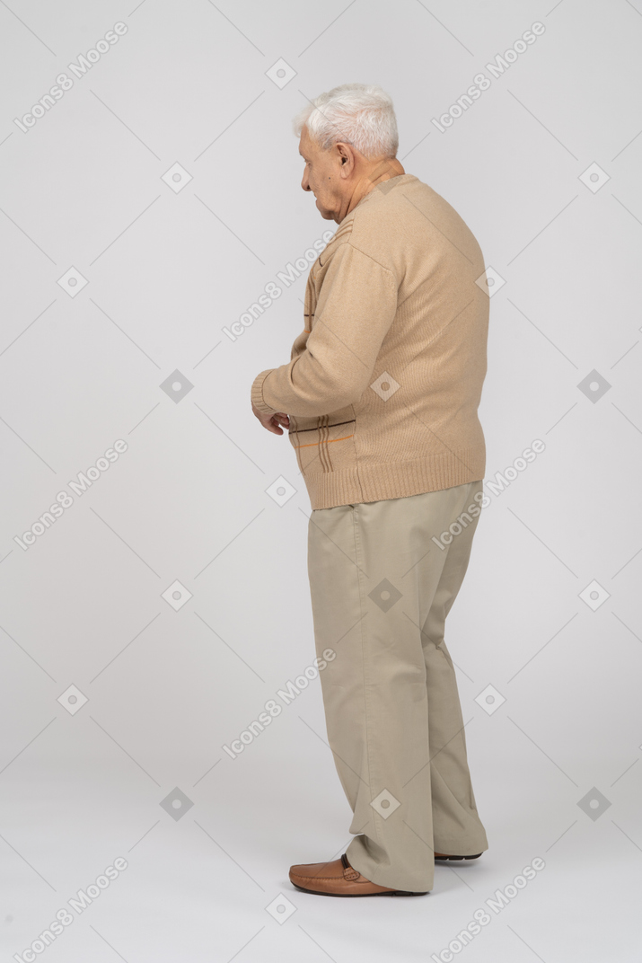 一个穿着休闲服的悲伤老人的侧视图