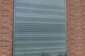Muro di mattoni e porta del garage in legno